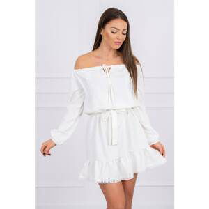 Off-the-shoulder dress and lace ecru