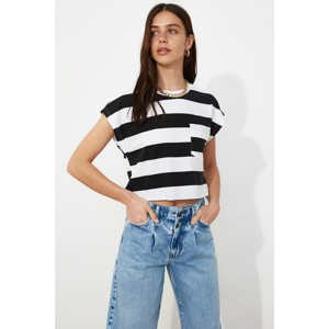 Trendyol Crop Knitted T-Shirt WITH Black Pockets