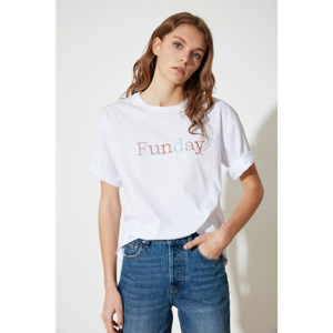 Trendyol Loose Knitted T-Shirt WITH White Embroidery