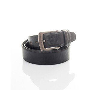 Men´s black leather belt with a metal buckle