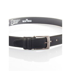 Men´s black leather belt with a metal buckle