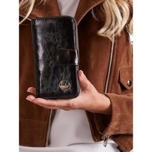 Women´s black leather wallet with a flap
