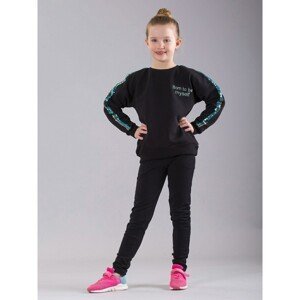 Girls´ insulated black sweatshirt with sequins on the sleeves