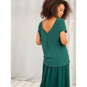 T-shirt with dark green neckline at the back