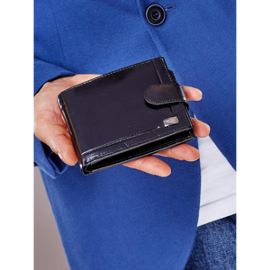 Men´s black leather wallet with embossing and a flap
