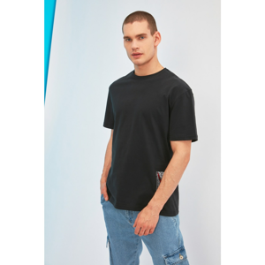 Trendyol Black pánske tričko s krátkym rukávom uvoľneného/pohodlného strihu s potlačou 100% bavlny