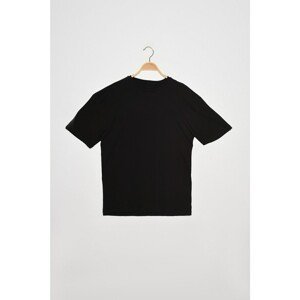 Trendyol Black pánske uvoľnené tričko s krátkym rukávom so 100% bavlnenou potlačou