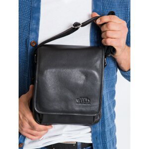 Men´s black leather handbag with a flap