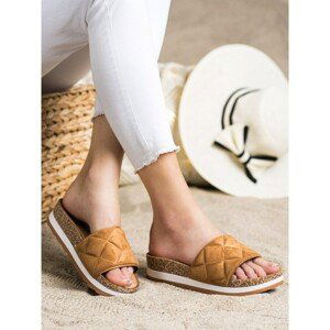 COMER COMFORTABLE FLIP-FLOPS ON THE PLATFORM