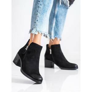 CLASSIC BOOTIES ON VINCEZA POST