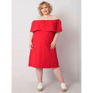 Červené šaty plus veľkosti so španielskym výstrihom
