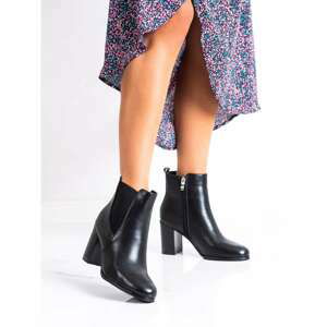 RENDA CLASSIC BLACK ANKLE BOOTS ON THE POST