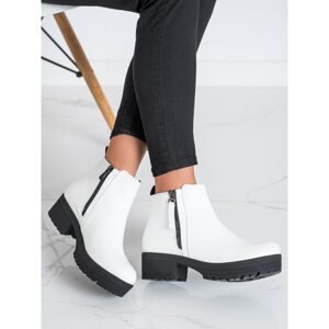 CLOWSE COMFORTABLE BOOTIES ON THE PLATFORM
