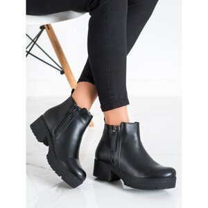 CLOWSE COMFORTABLE BOOTIES ON THE PLATFORM