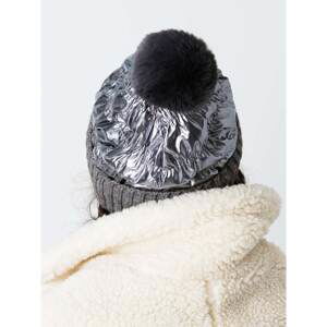 Stylish beret with a fur pompom