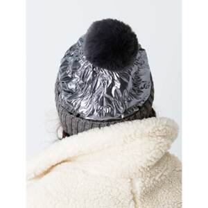 Stylish beret with a fur pompom
