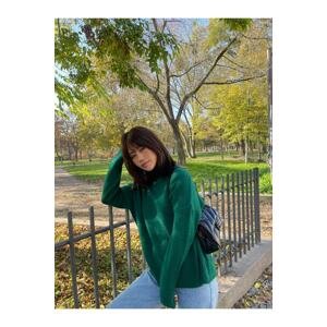 Trendyol Emerald Green Wide Fit mäkký textúrovaný pletený sveter s vysokým výstrihom