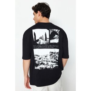 Trendyol Black pánske oversize/široké tričko so 100% bavlneným výstrihom crew s fotografickou potlačou.