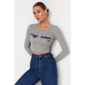 Trendyol Gray Slogan Printed Fitted Flexible Ribbed Crop Knitted Blouse