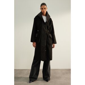 Trendyol Limited Edition Čierny oversize oversize vlnený kolkový kabát so širokým strihom