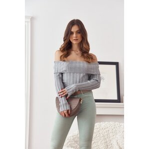Short gray blouse with exposed shoulders