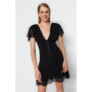 Trendyol Čierne šifónové večerné šaty s otvoreným pásom/korčuliarskou podšívkou Večerné šaty