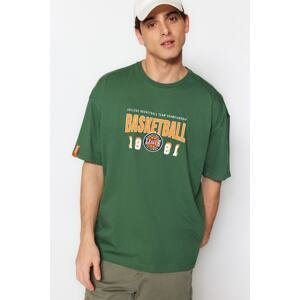Trendyol Green pánske oversize/wide cut crew neck krátky rukáv basketbalové tričko s potlačou 100% bavlny.