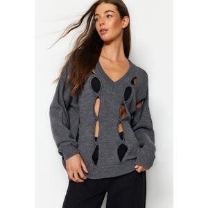 Trendyol antracitový prelamovaný/perforovaný pletený sveter s výstrihom do V
