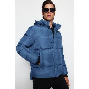 Trendyol pánsky modrý erb pravidelného strihu odnímateľný zimný kabát s kapucňou a vetrom odolný zimný kabát