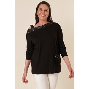 By Saygı Lycra blouse with eyelets and eyelets in one strap is also black with one pocket.