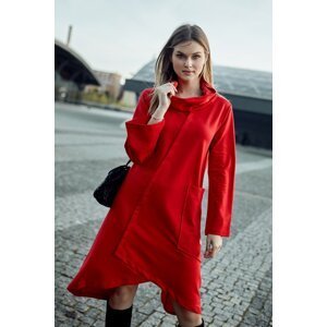 Trapezoidal red dress with a wide turtleneck