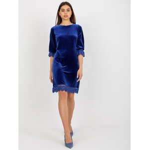 Kobaltovo modré velúrové koktejlové šaty s 3/4 rukávmi