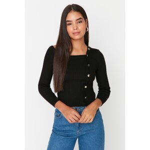 Trendyol čierny gombík detailný pletený sveter