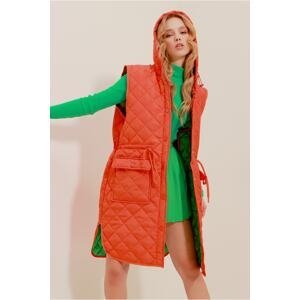Trend Alaçatı Stili Dámska oranžová prešívaná vesta s dlhým rukávom s kapucňou a vreckami na obálke s patentkou