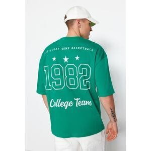 Trendyol Emerald pánske oversize/široké tričko so 100% bavlnenou vysokoškolskou potlačou