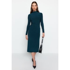 Trendyol Emerald Green Draping Detail Stand Up A-line flexibilné midi pletené šaty