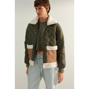 Trendyol limitovaná edícia khaki oversize prešívaného kabáta