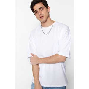 Trendyol biele pánske oversized basic crew neck s krátkym rukávom 100% bavlnené tričko.
