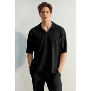 Trendyol Limited Edition Black Oversize/Wide Fit Textured Anti-Wrinkle Polo Neck T-Shirt