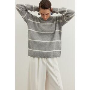 Trendyol Gray Boucle pruhovaný pletený sveter