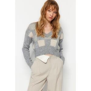 Trendyol Grey Crop mäkký textúrovaný vzorovaný pletený sveter