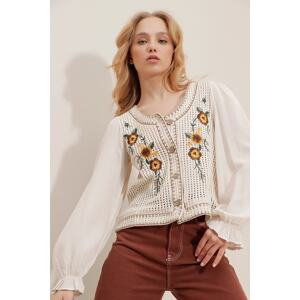 Trend Alaçatı Stili Women's Beige V-Neck Buttoned Front Floral Embroidered Sleeves Woven Crinkle Blouse