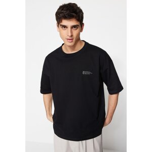 Trendyol Čierne pánske oversized tričko s výstrihom 100% bavlny s výstrihom posádky s textovou potlačou.