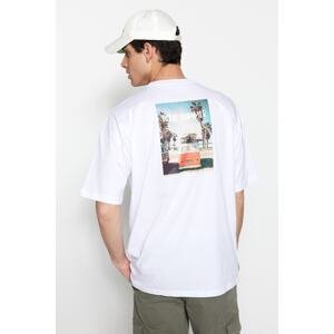 Trendyol biele pánske oversized/široké tričko 100% bavlneného strihu s fotografickou potlačou