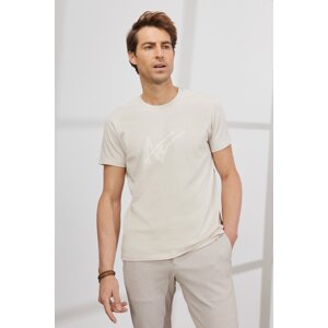 AC&Co / Altınyıldız Classics Pánske béžové slim fit tričko Slim Fit Crew Neck 100% bavlnené tričko s potlačou.