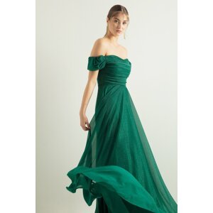 Lafaba dámsky smaragdovo zelený lodný golier zahalený dlhými trblietavými večernými šatami s rozparkom.