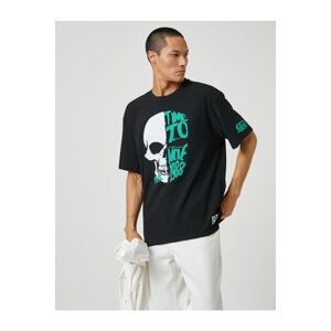 Koton Oversized T-Shirt with a Skull Print Crew Neck Short Sleeved.