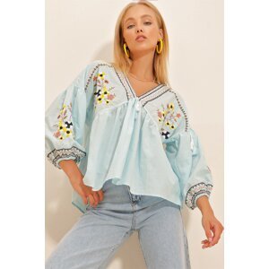 Trend Alaçatı Stili Women's Blue V-Neck Blouse with Balloon Sleeves and Embroidery