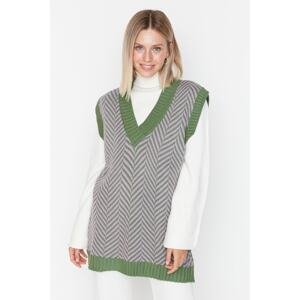 Trendyol zelený pruhovaný pletený sveter s výstrihom do V