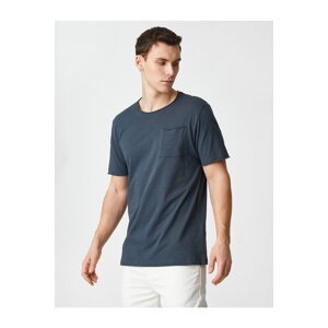 Koton Basic tričko s detailmi vrecka, krátkym rukávom, slim fit.